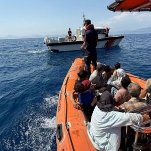 fethiyede mahsur kalan 24 kacak gocmen kurtarildi z2Am3dhv