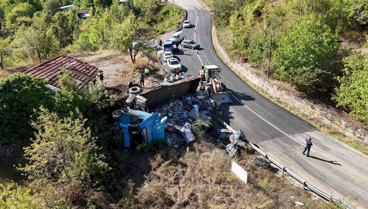 hurda yuklu tir devrildi surucu yaralandi 1F9TMcxt