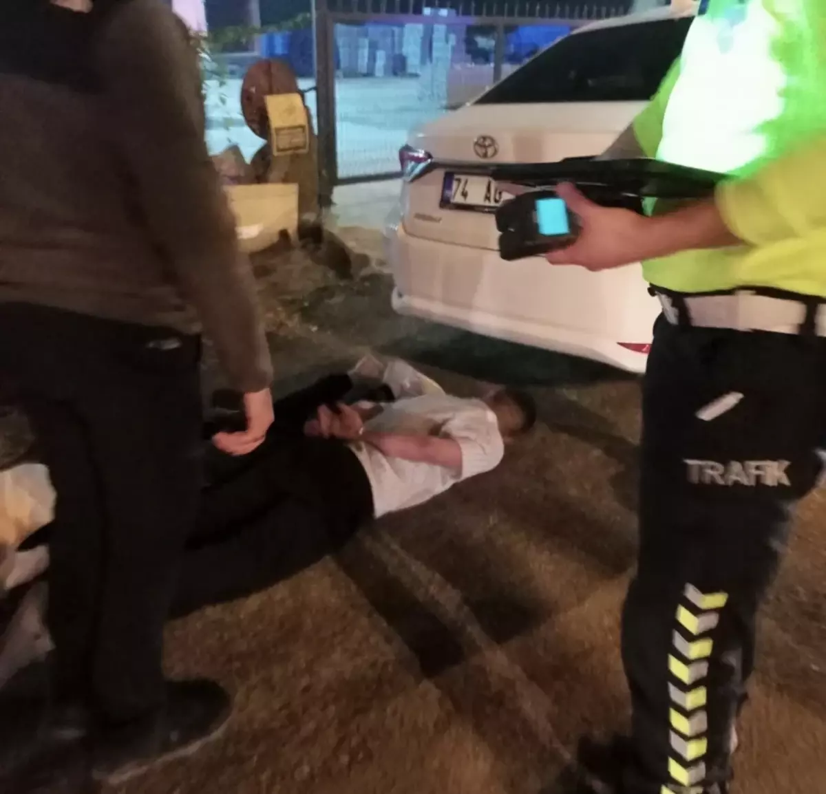 ihtara uymayan surucu polis memuruna carpti qN36fs7I.jpg