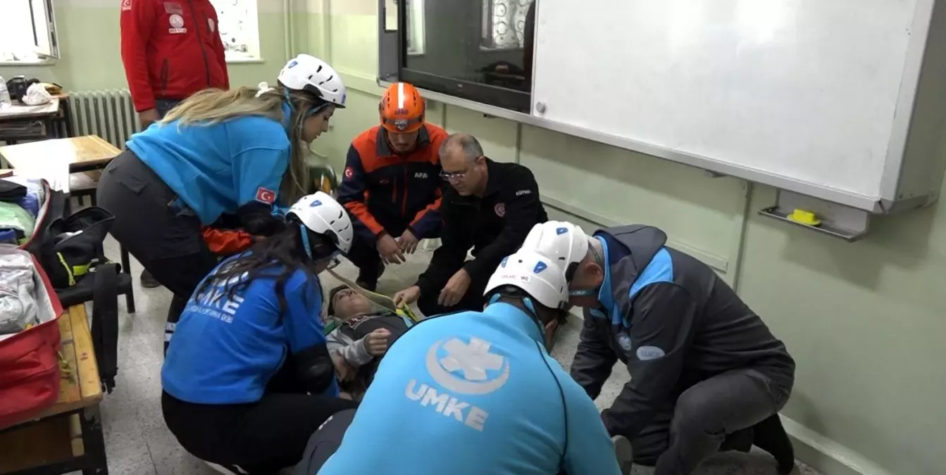 kirklarelinde okullarda es zamanli deprem tatbikati yapildi 8feRNSqU.jpg