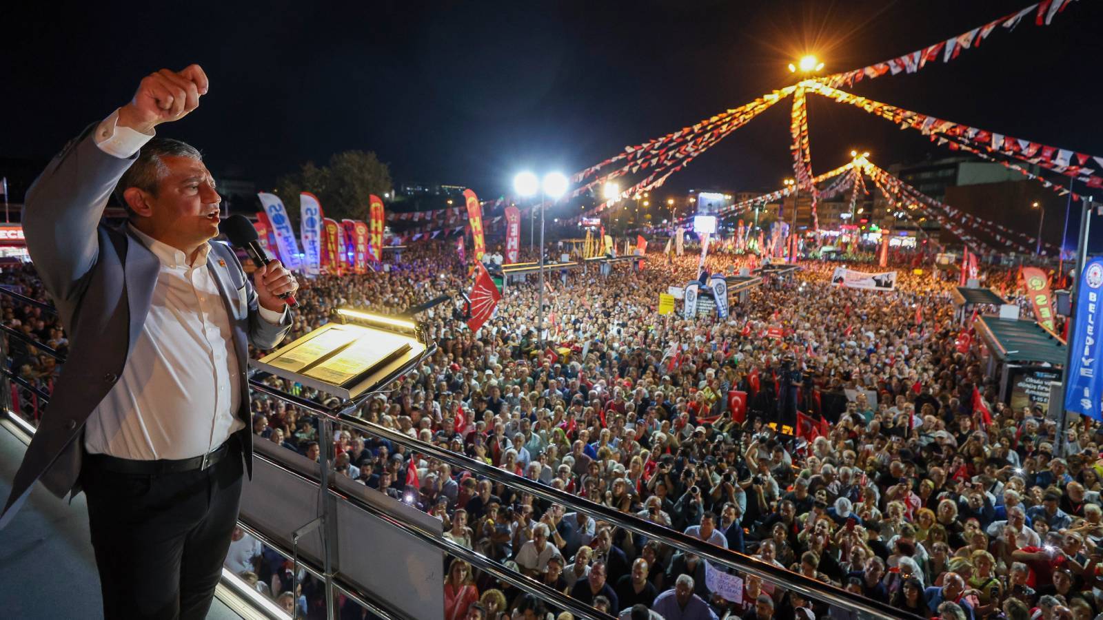 ozgur ozel millet iradesine sahip cikiyor mitinginde sariyerde konusuyor Sg89ZyUb.jpg