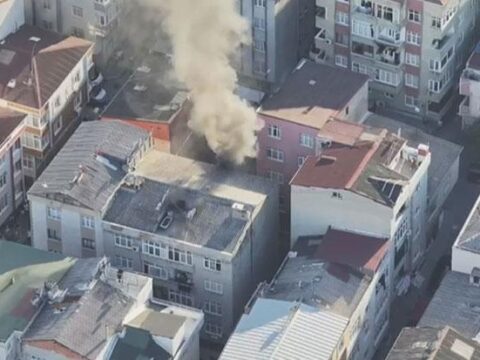 Bagcilarda akilalmaz dehset annesinden para alamayinca evi atese verdi ZiiwtVOs