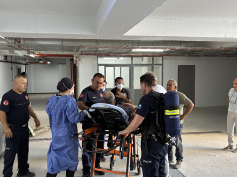 Depoda mahsur kalan 2 iscinin yardimina itfaiye kostu 8k12iPj7
